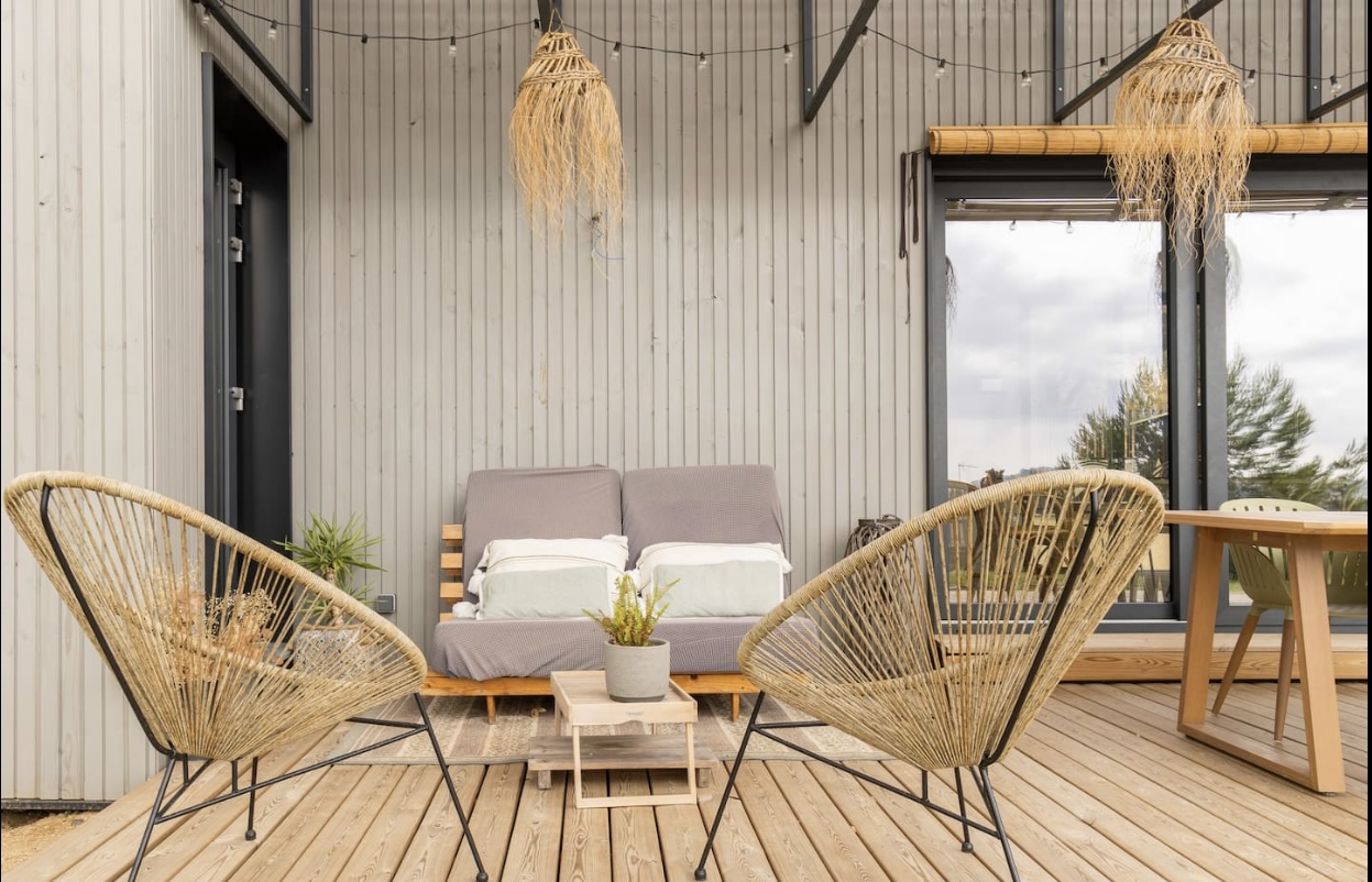 Carpintería de aluminio negro integrada en terraza de vivienda en Argentona