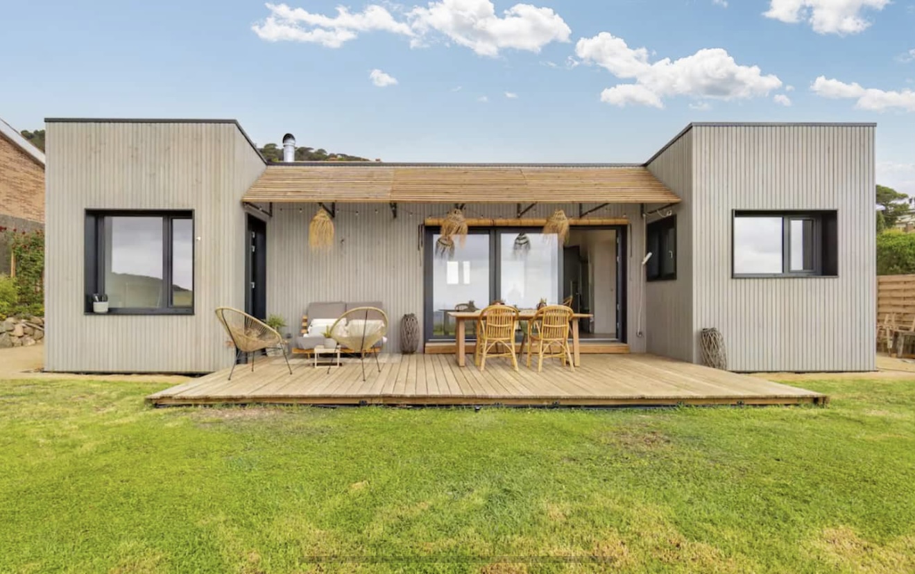 Vivienda contemporánea en Argentona con ventanas, puertas y gran corredera de aluminio negro
