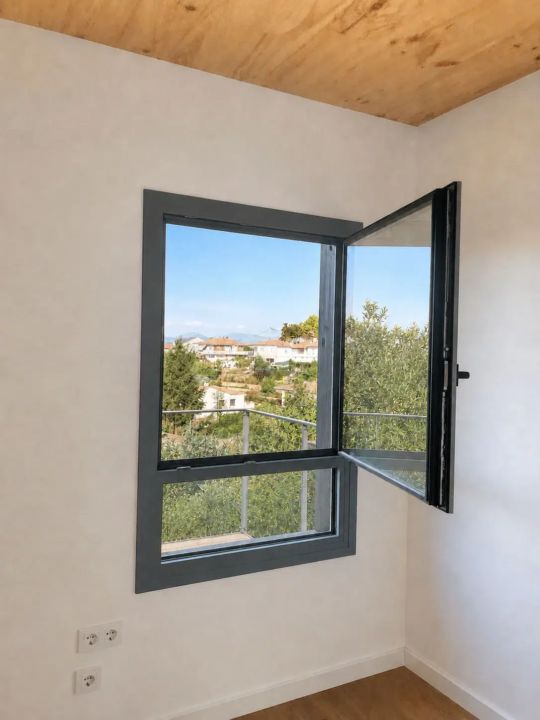 Ventana de aluminio conectada con control de apertura